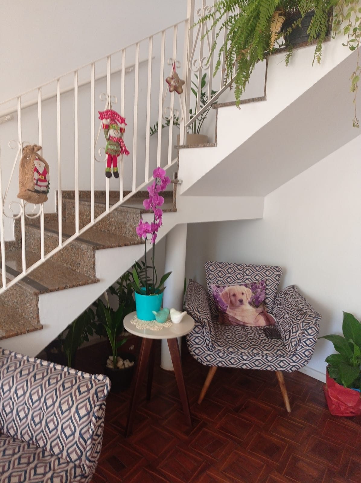 Sala do Second Home com aparador de madeira, quadro e objetos de decoração